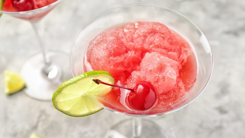 Daiquiri ou île flottante de cerise douce glacée